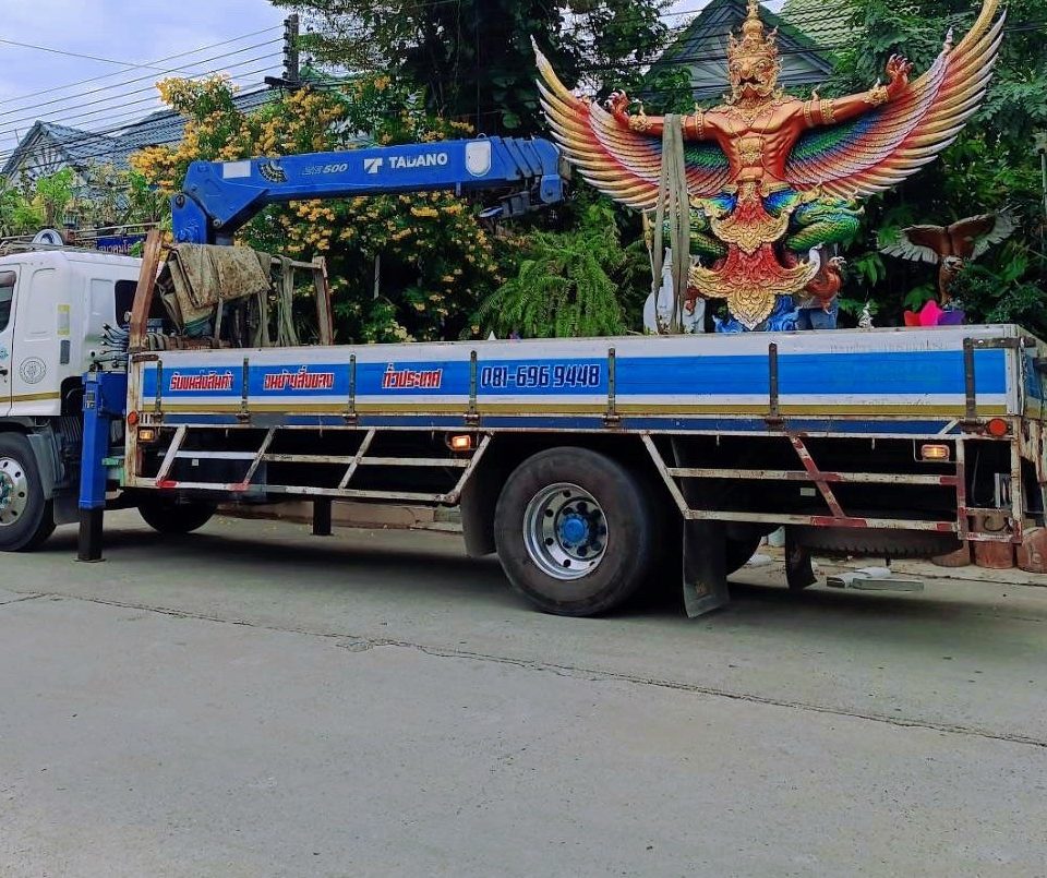 รถเฮี๊ยบ 6 ล้อ ติดเครน 5 ตัน จอดเตรียมยกพญาครุฑ ลำลูกกา ปทุมธานี