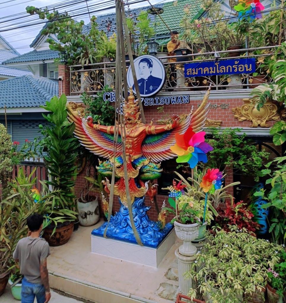 เครนหย่อนพญาครุฑลงบนแท่นหน้าบ้าน ลำลูกกา ปทุมธานี